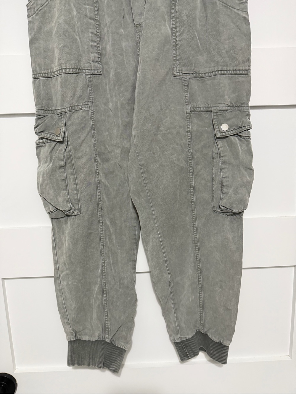 By Anthropologie Women's Gray Cargo Jogger Pants Size Medium 8582 - Picture 4 of 12
